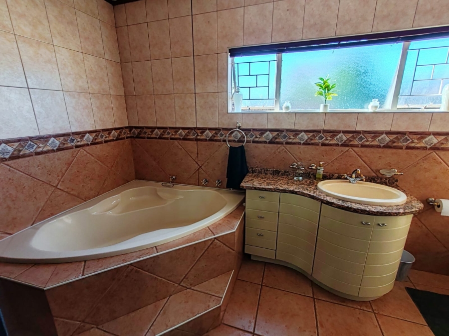 5 Bedroom Property for Sale in Grimbeeck Park North West